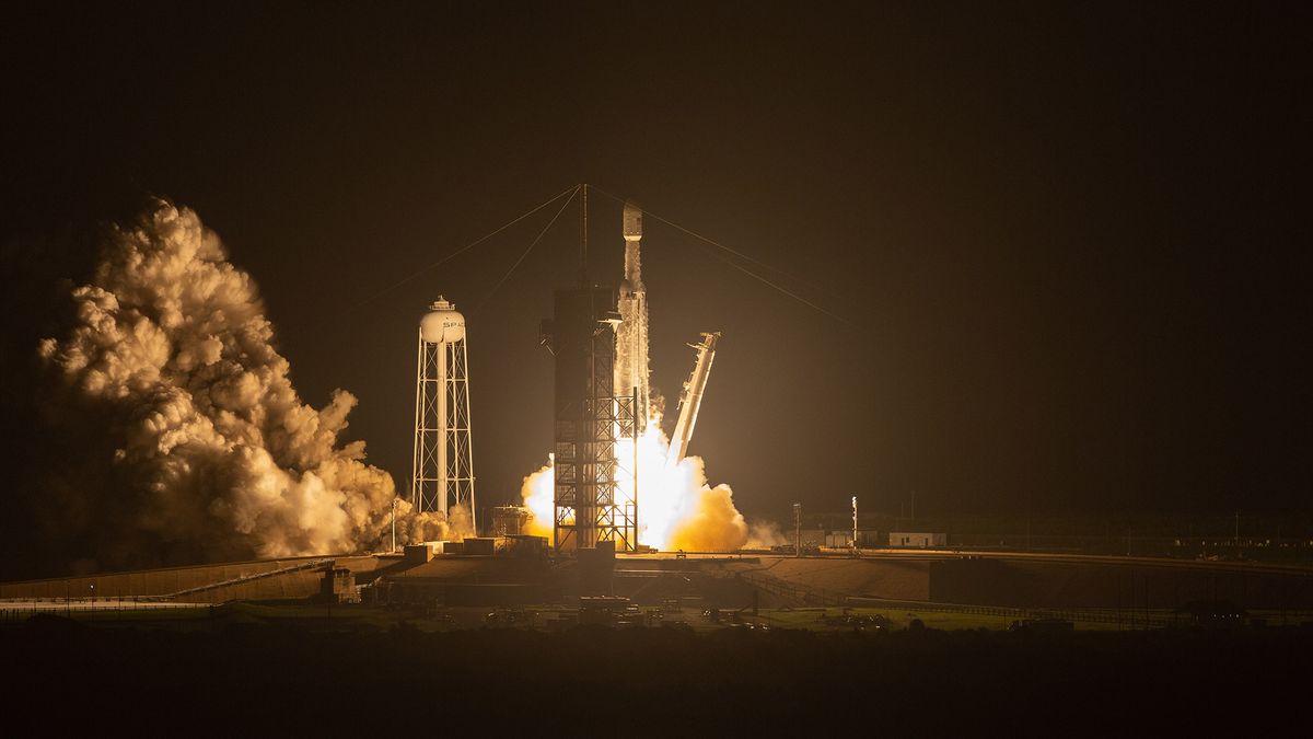 See Stunning Photos of SpaceX Falcon Heavy's First Night Launch | Space