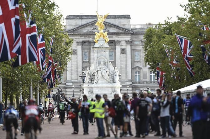 View as the riders cross the finish line in front of Buckingham Palace