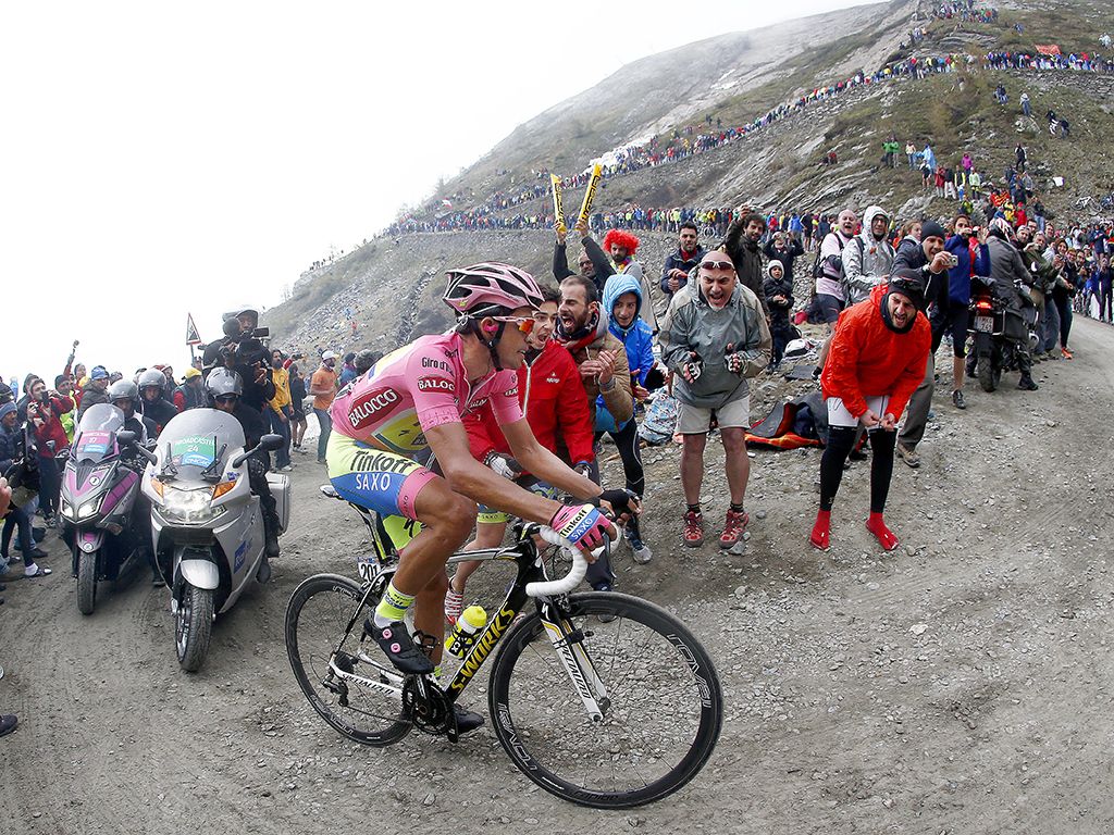 Contador on the gravel of the Finestre during the 2015 Giro d'Italia