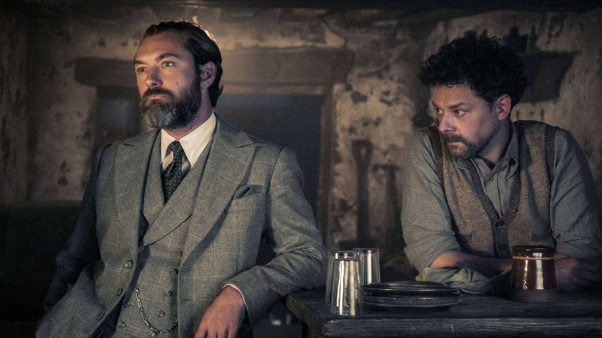 JUDE LAW como Alvo Dumbledore e RICHARD COYLE como Aberforth na aventura de fantasia da Warner Bros. Pictures "ANIMAIS FANTÁSTICOS: OS SEGREDOS DE DUMBLEDORE”,