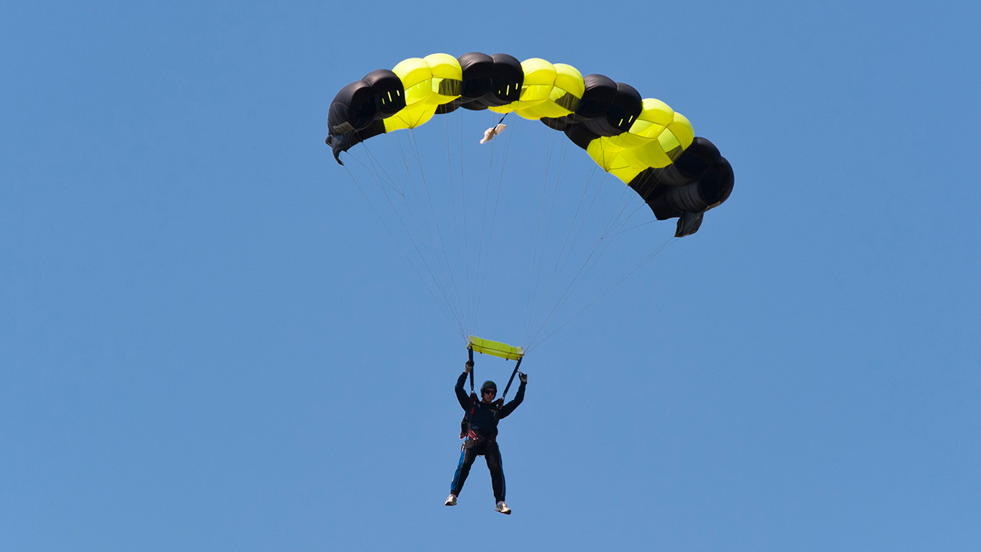 Alamy-parachuting-C7298Y.jpg