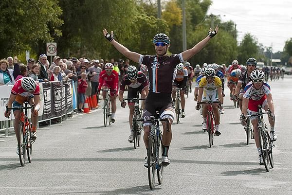 Ben Kersten (Swan Hill Heart of the Murray) takes out stage seven in his new Jayco/2XU outfit after crossing over from V Australia.