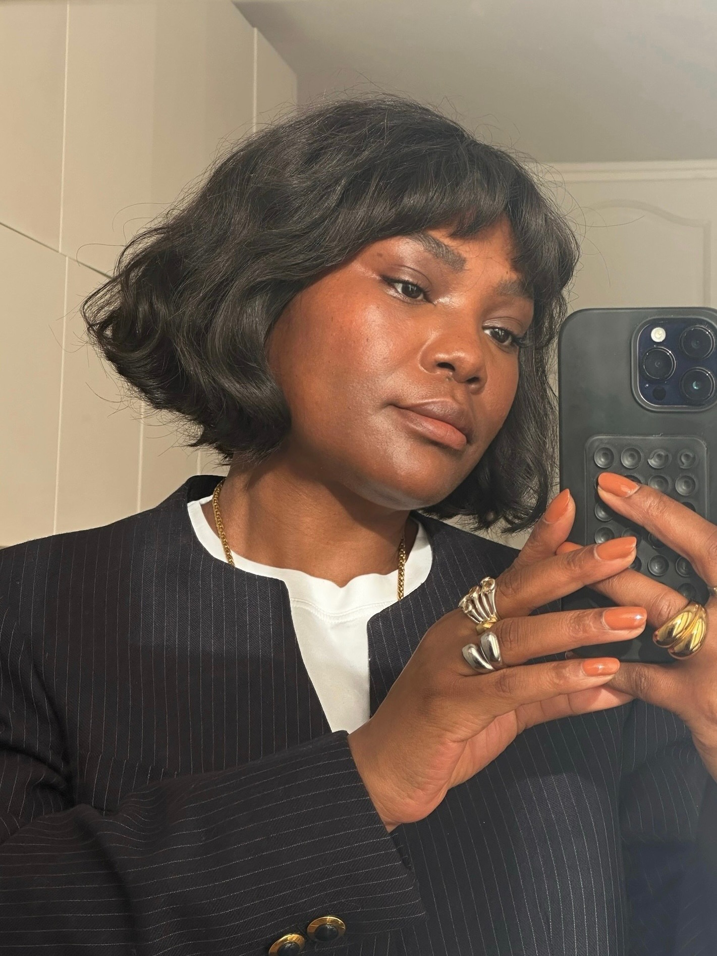 Creator @frannfyne taking a mirror selfie with a wavy bob hairstyle