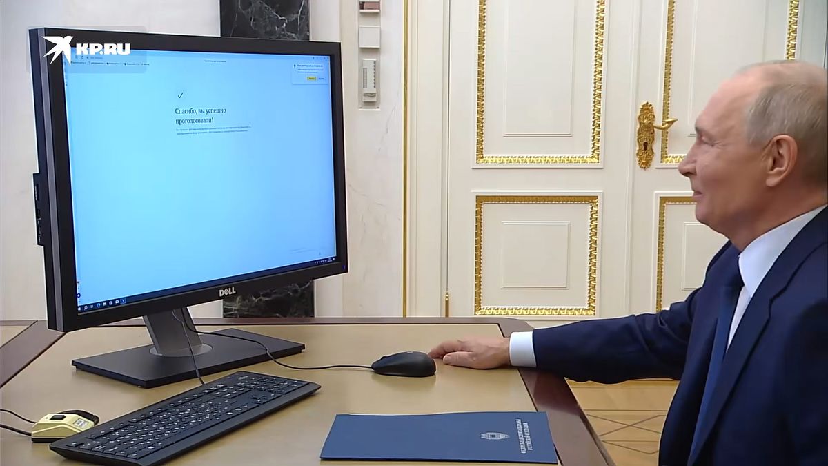 Putin votes, slowly