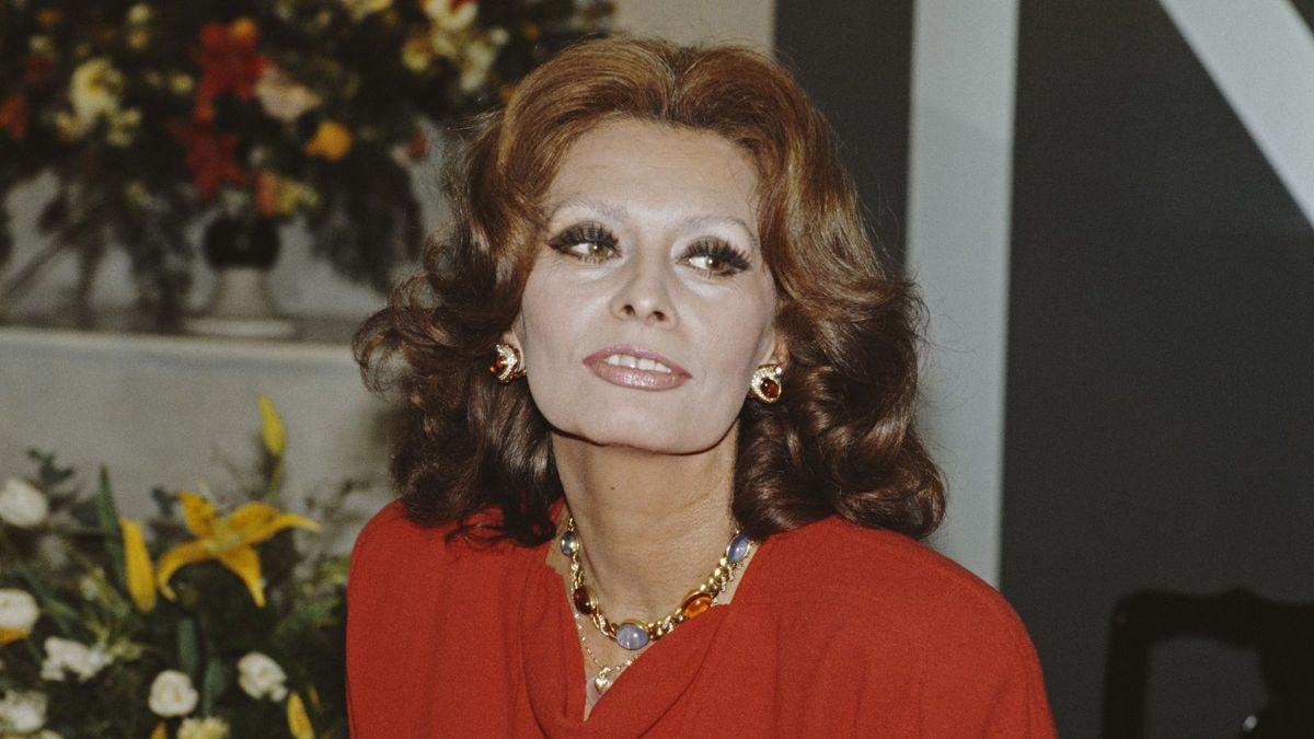 Sophia Loren's living room follows the unexpected red theory Homes