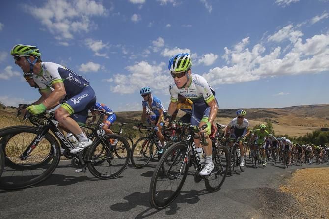 Simon Clarke and the rest of the peloton on the climb.