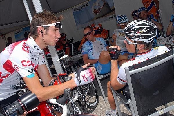 Moien: Fr&auml;nk Schleck (Team CSC) has a word with Kim Kirchen (High Road).