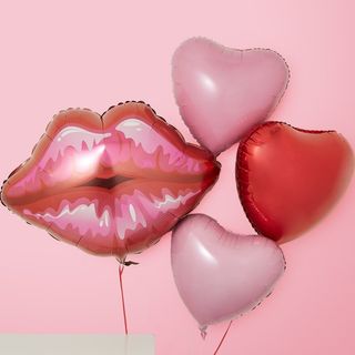 The Lips Valentine Balloon Bundle from Moonpig, one of the best Valentine's gifts for her for 2023