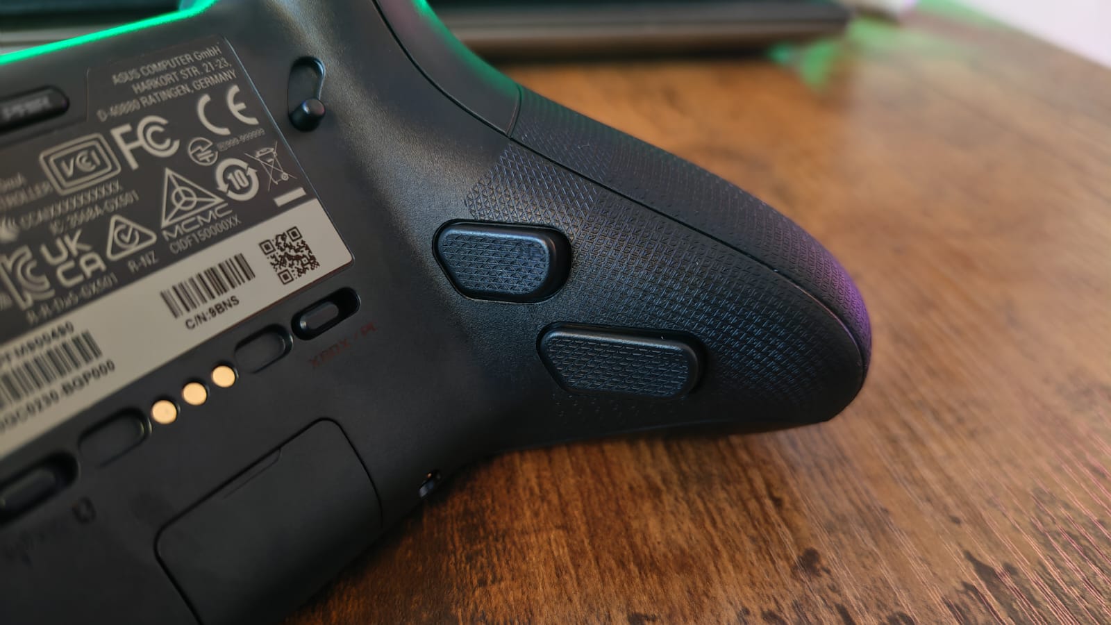 The back buttons and grips of the Asus ROG Raikiri 2