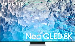 En Samsung QN900B Neo QLED 8K vises mod en hvid baggrund.