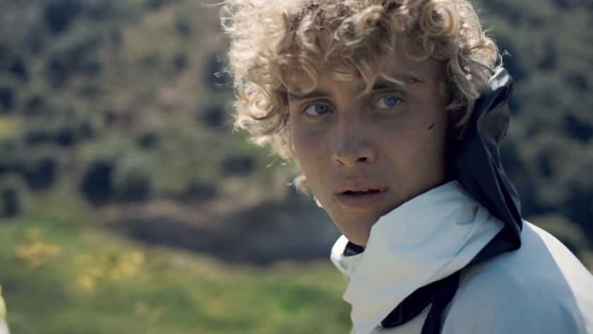 Haymitch looking around as the countdown begins on his games. 