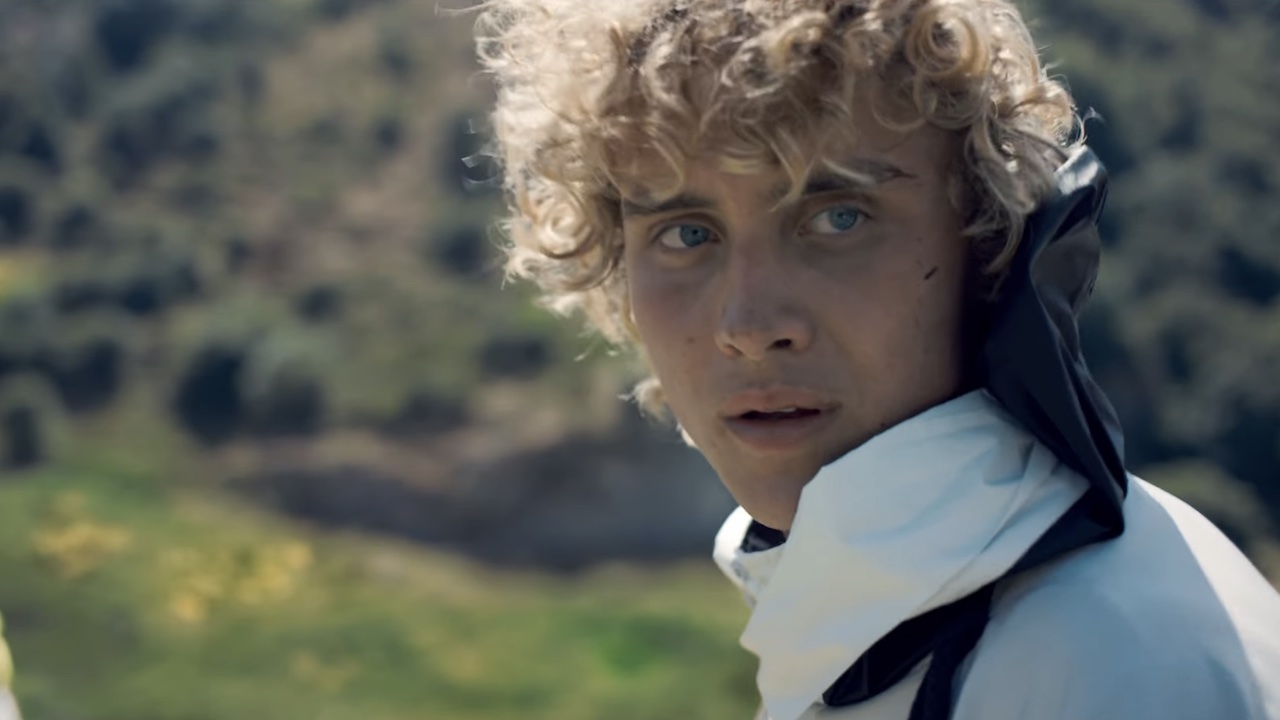 Haymitch looking around as the countdown begins on his games.