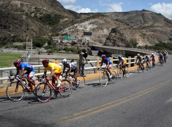 The overall leader puts pressure on the peloton.