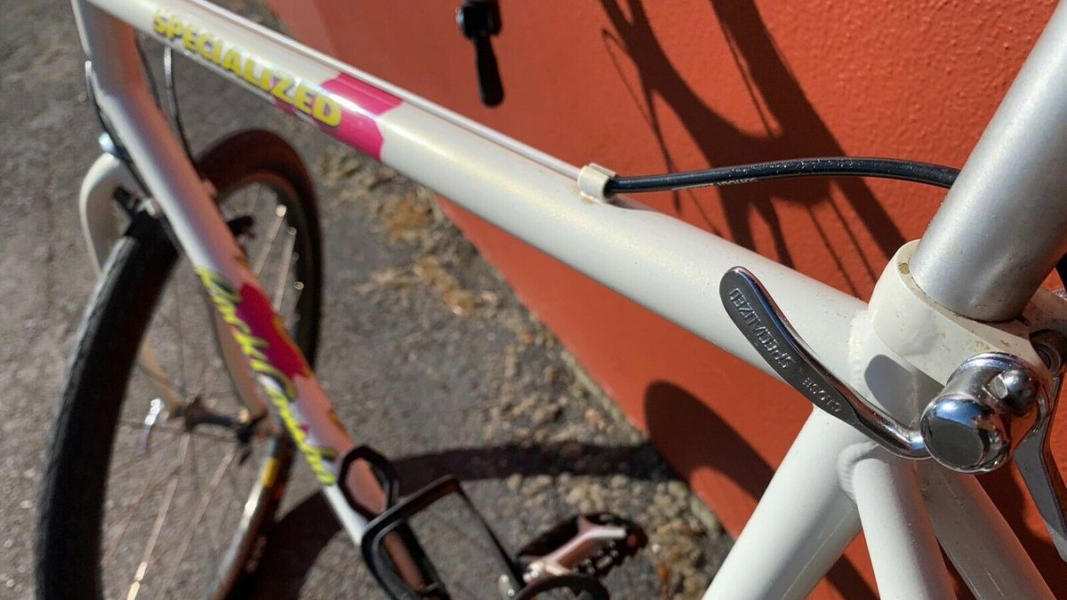 Huge metal quick release, keeps the 26.4mm seatpost in place