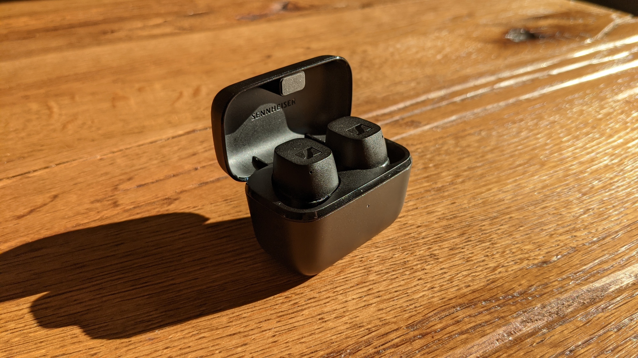 Sennheiser CX True Wireless mit Case auf einem Tisch