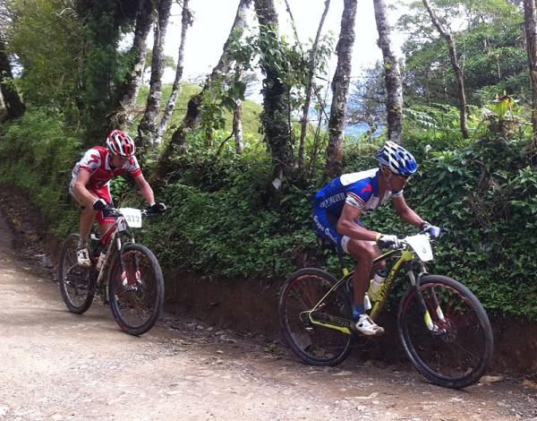 Rom Akerson (Specialized) follows Federico Ramirez Mendez (Grupo Orosi Siglo XXI/Specialized)