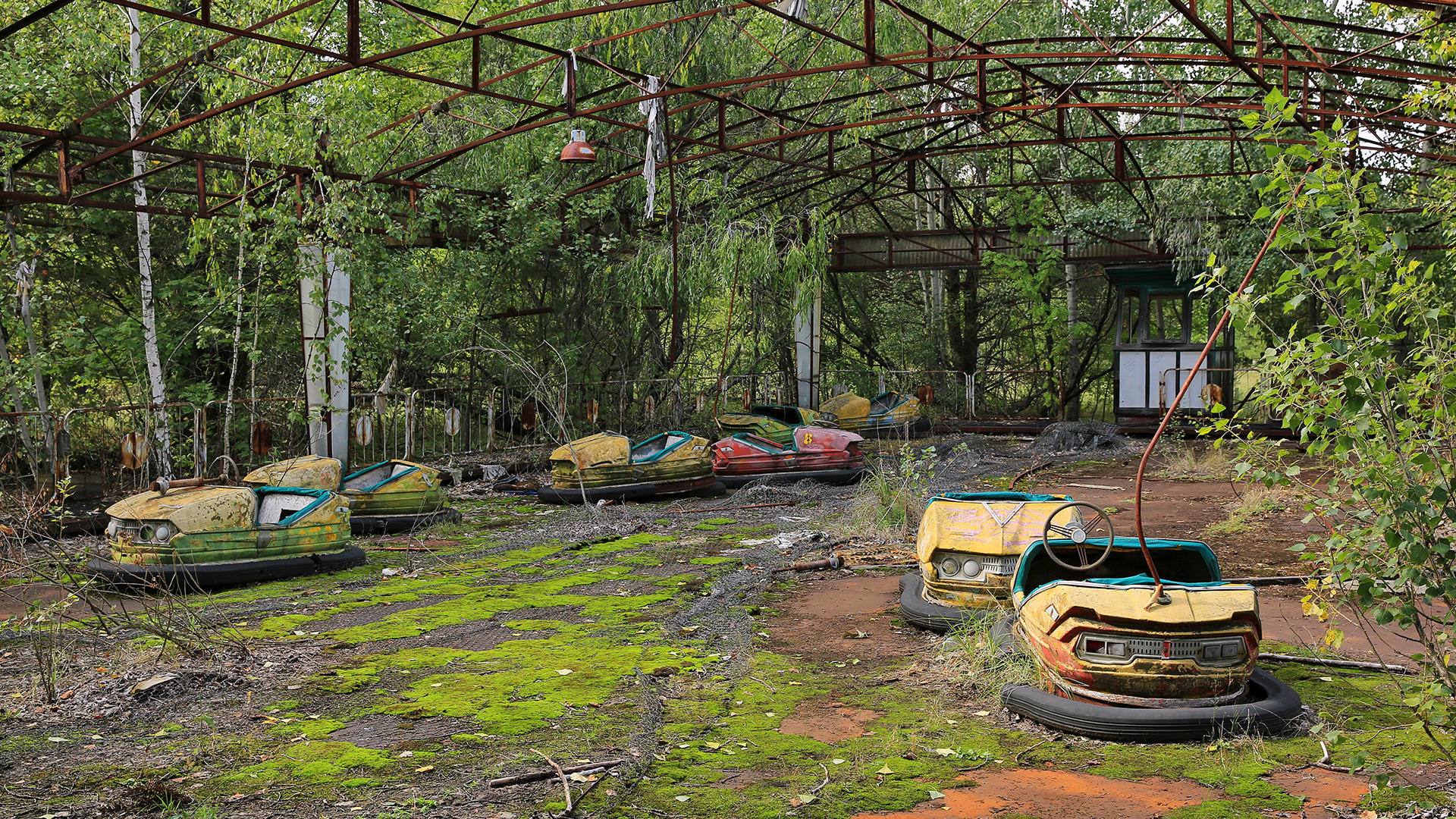 Autoscooter in einem Vergnügungspark in Pripjat, Ukraine.  Die Reaktorexplosion von Tschernobyl im Jahr 1986 ereignete sich nur wenige Tage vor der geplanten Eröffnung des Parks.