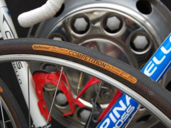 Caisse d'Epargne riders set off on 25mm-wide Continental tubulars reinforced with extra sidewall protection.