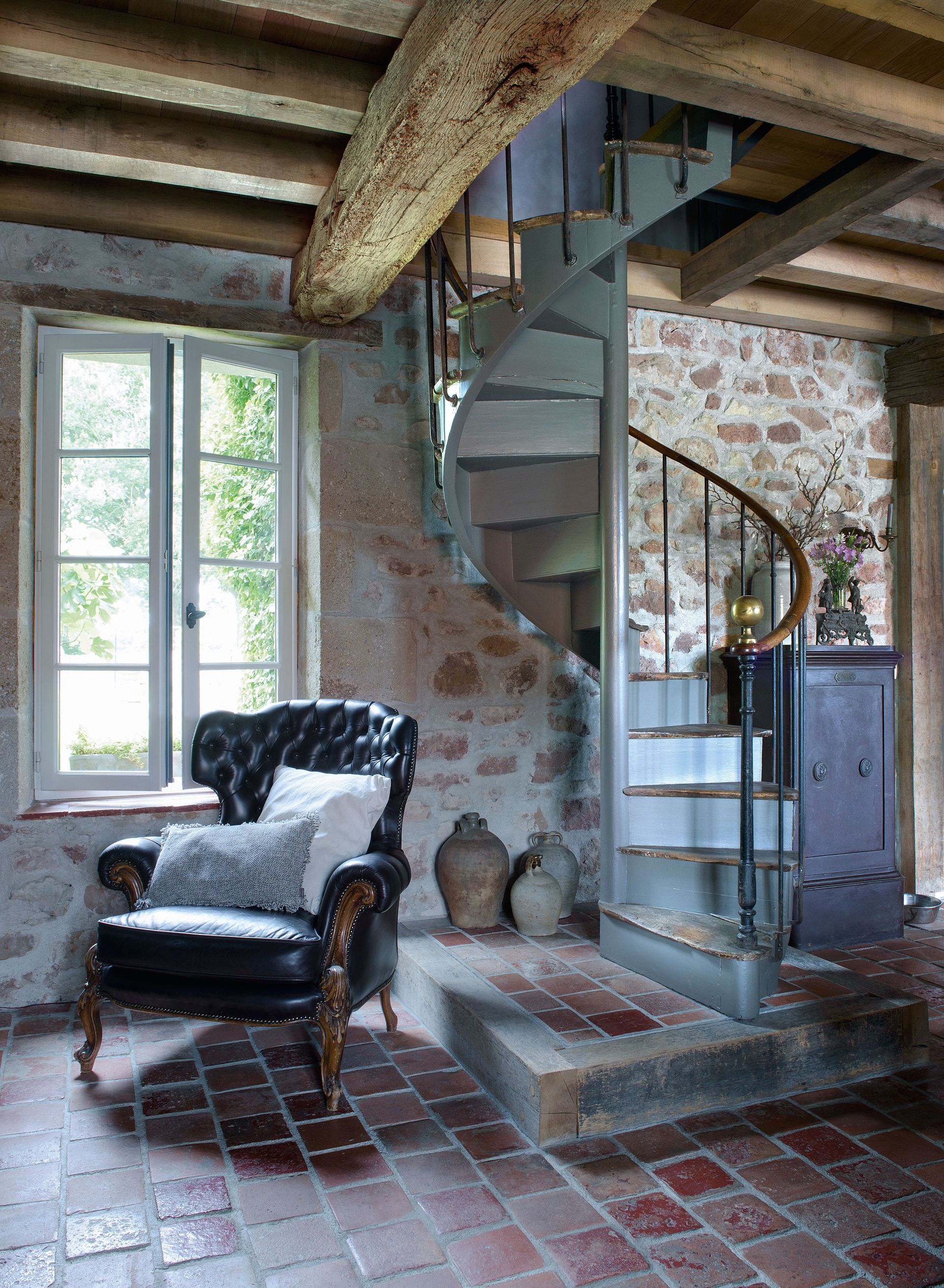 лестница в старинном стиле в спальне небольшого коттеджа