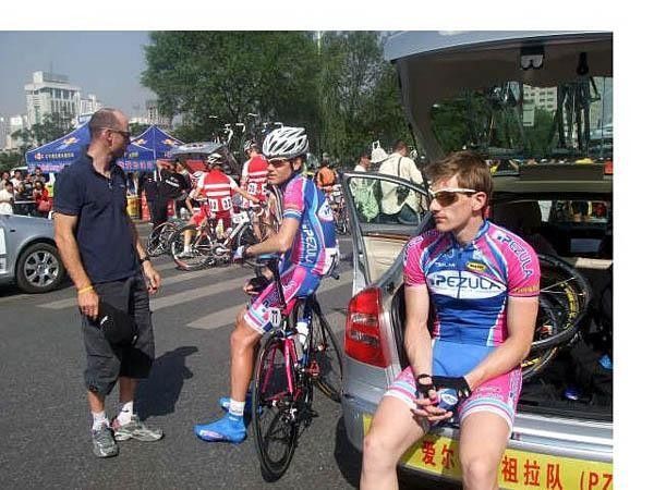 Martyn Irvine (r) is ready to swap the bike seat for a ride in the trunk, while I am still glued to my saddle, sort of.
