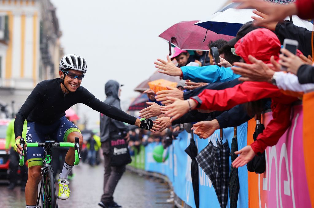 Esteban Chaves greats the fans in Turin