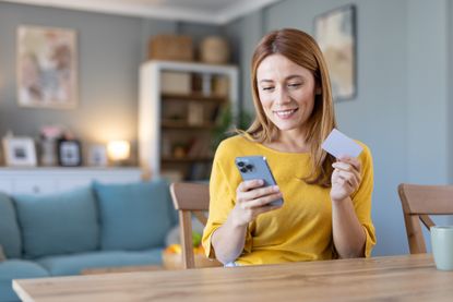 a woman using her credit card to do online shopping 