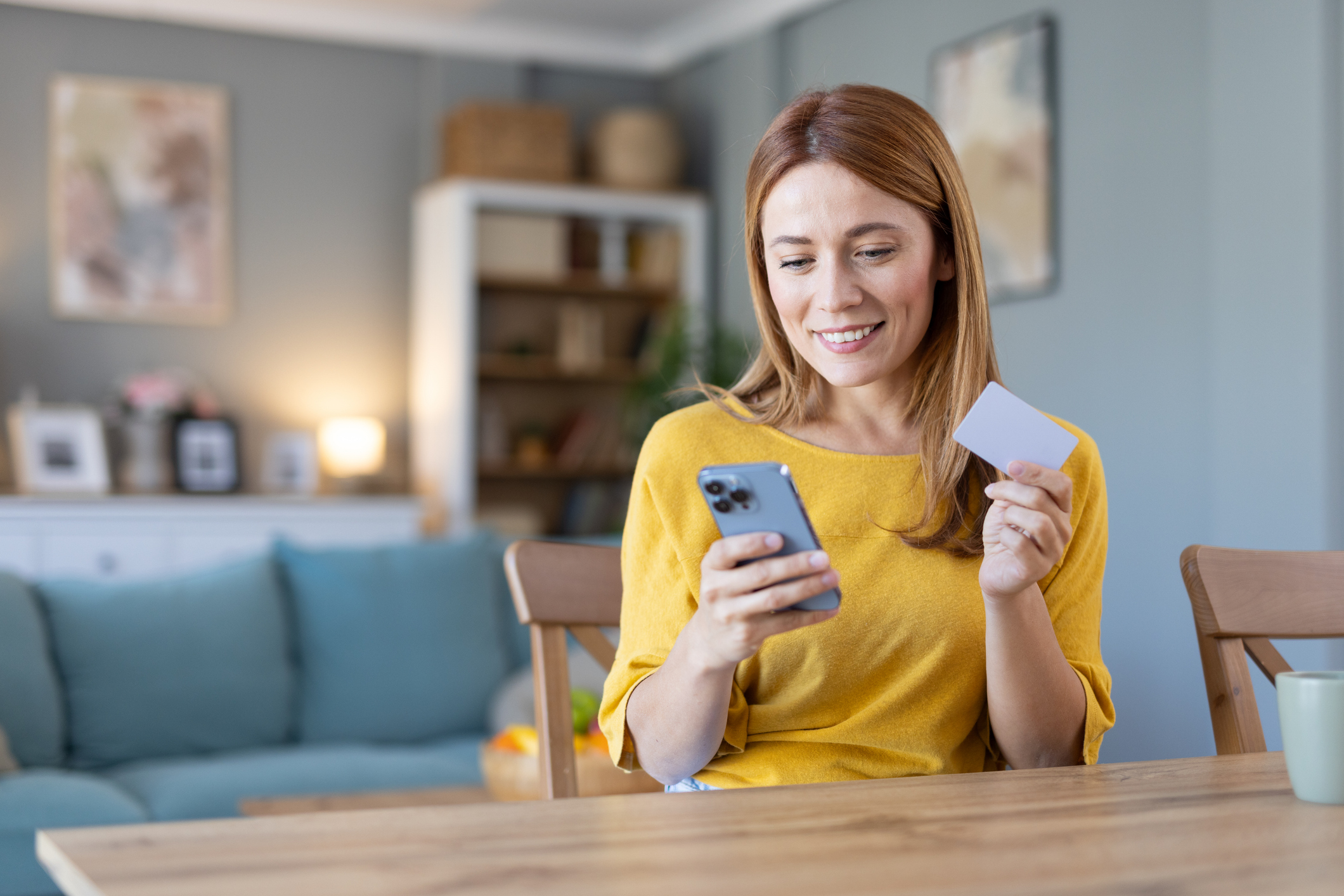 a woman using her credit card to do online shopping 