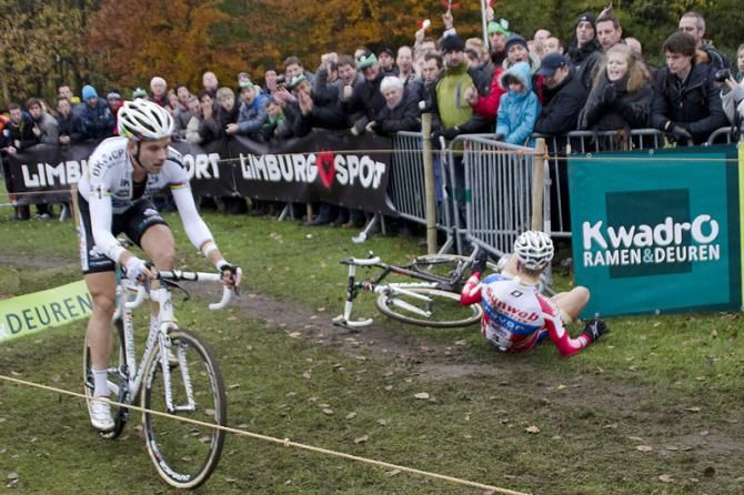 Neils Albert races past
