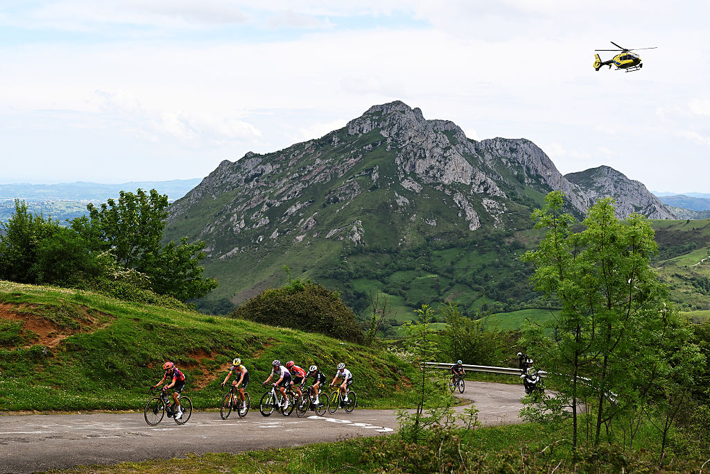 riders in La Vuelta Femenina climb a mountain