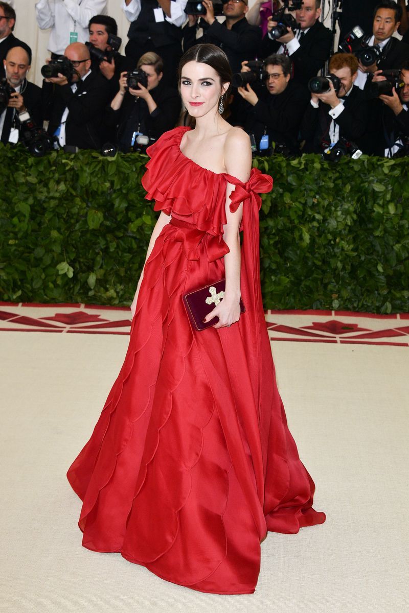 Fashion model, Dress, Clothing, Gown, Red carpet, Fashion, Carpet, Shoulder, Haute couture, Red,