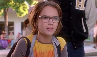 Rachael Leigh Cook is a nerd in She's All That