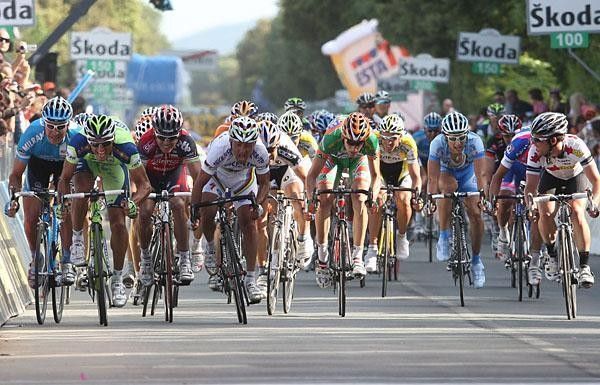 The sprint opens up and Bennati slowly closes the door on Zabel.