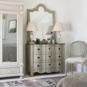 chest drawer with mirror and white lamp