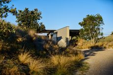 Te Whare Tupu Kirikiri, a New Zealand house in a rugged beach