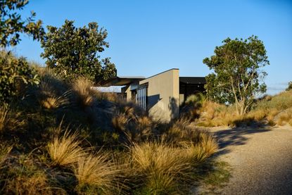 Te Whare Tupu Kirikiri, a New Zealand house in a rugged beach