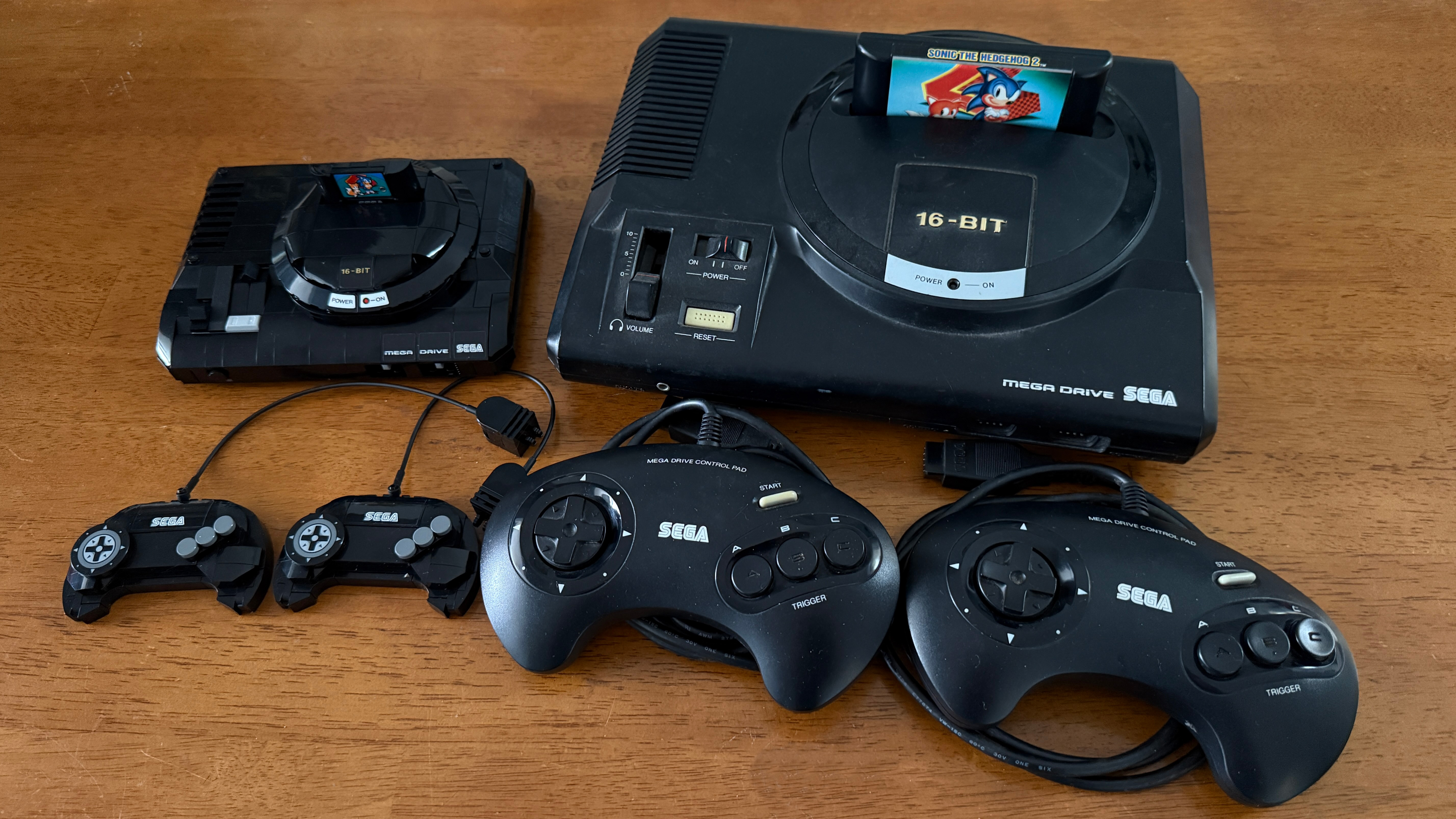 Comparison of the Lego Sega Genesis Console #40926 and controllers with an original Mega Drive and controllers