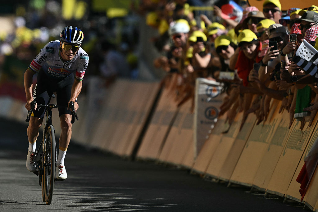 Red Bull - BORA - hansgrohe team's Belgian rider Remco Evenepoel cycles to the finish line of the 19th stage of the 113th edition of the Tour de France cycling race, 127,9 km between Gap and Alpe d'Huez in the French Alps, on July 24, 2026. (Photo by Jeff PACHOUD / AFP)