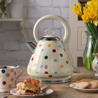 polka dotted kettle with mugs