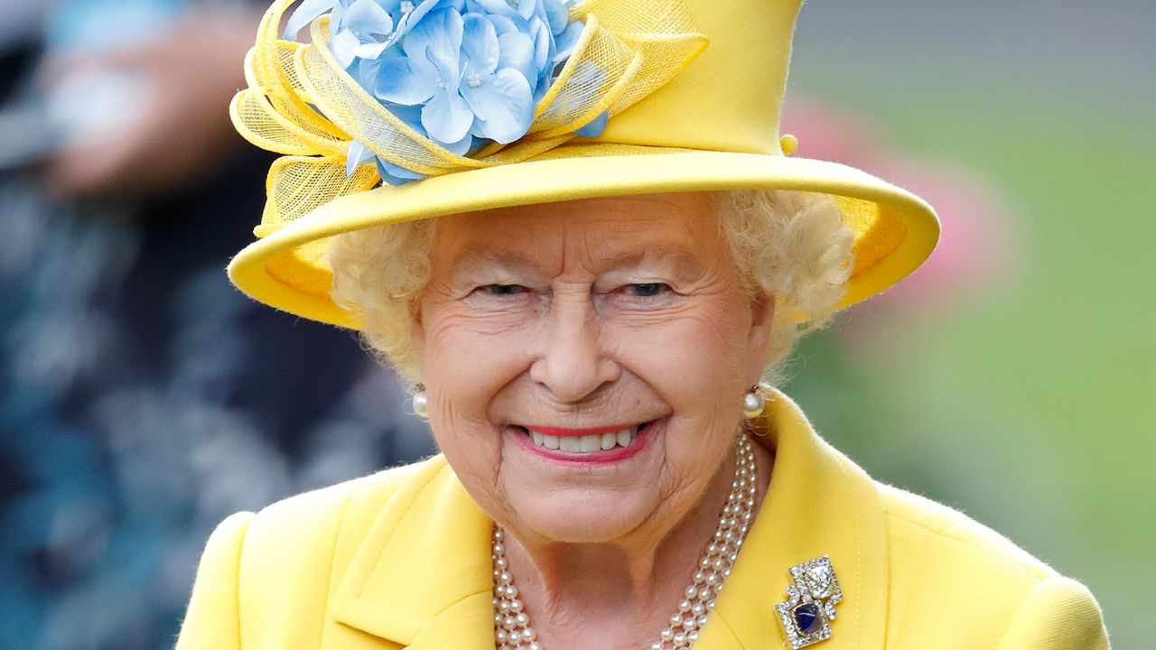 Queen&#039;s fashion - Queen Elizabeth II attends Derby Day during the Investec Derby Festival at Epsom Racecourse on June 3, 2017 in Epsom, England