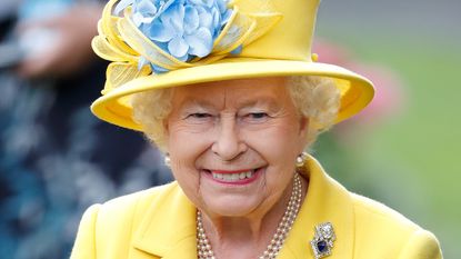 Queen's fashion - Queen Elizabeth II attends Derby Day during the Investec Derby Festival at Epsom Racecourse on June 3, 2017 in Epsom, England