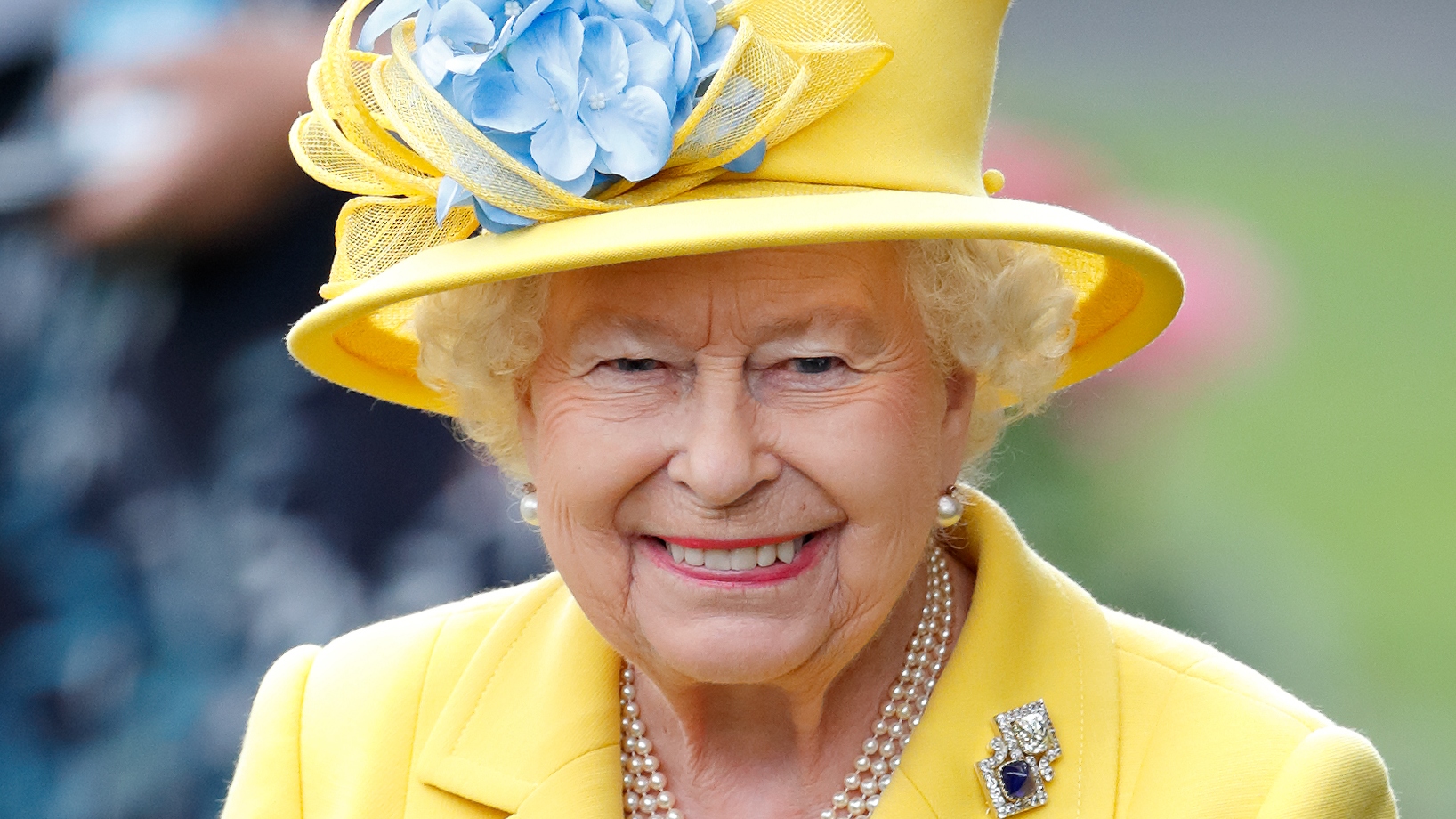 Queen's fashion - Queen Elizabeth II attends Derby Day during the Investec Derby Festival at Epsom Racecourse on June 3, 2017 in Epsom, England