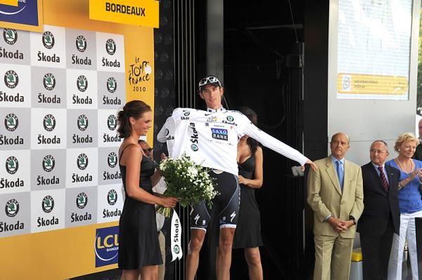 Andy Schleck (Saxo Bank) dons the white jersey.