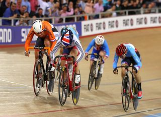 Laura Trott (GBr) wins the scratch race over Kirsten Wild (Ned)