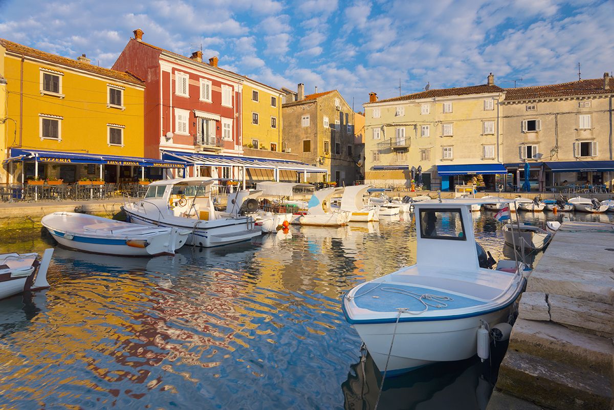 Cres&amp;#039; pretty, painterly harbor.