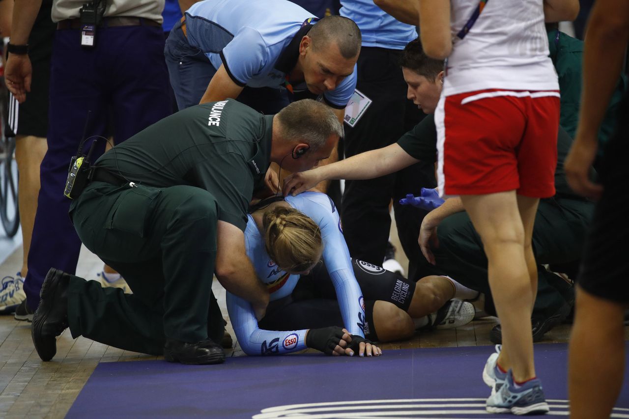 Jolien D'hoore collapses after Madison event