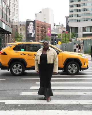 Mode-Influencerin Abisola Omole trug ein trendiges Herbstoutfit mit einer kurzen Jacke.