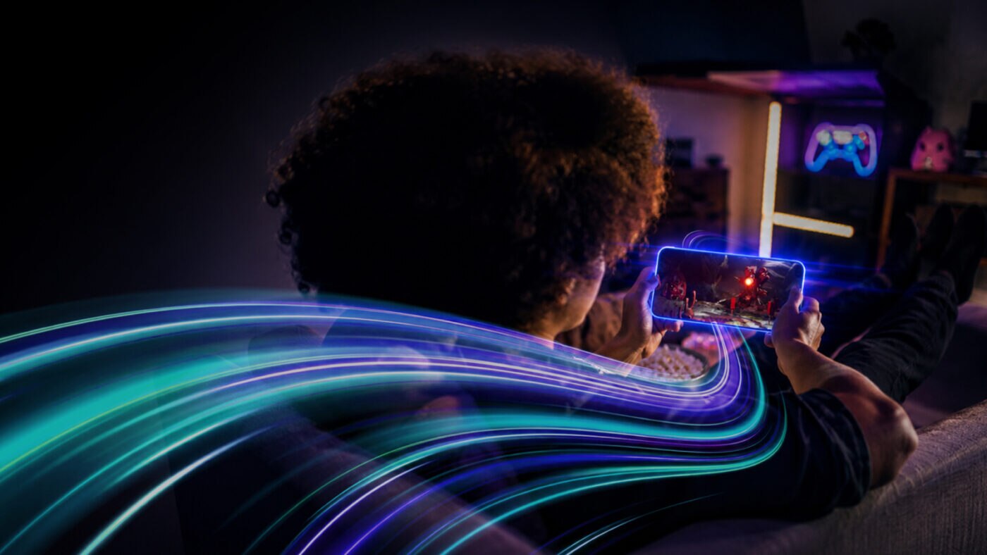 A model gaming on a phone with Arm's gaming-empowered Mali G2-Ultra NX GPU.