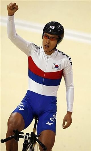 Jang Sun Jae gestures after winning gold