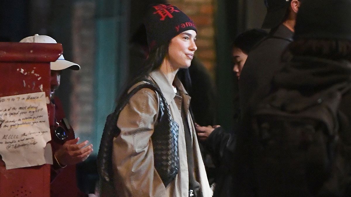 Making Basic Jeans and Black Boots Look Elegant Is Easy—Just Add This Coat Color Trend