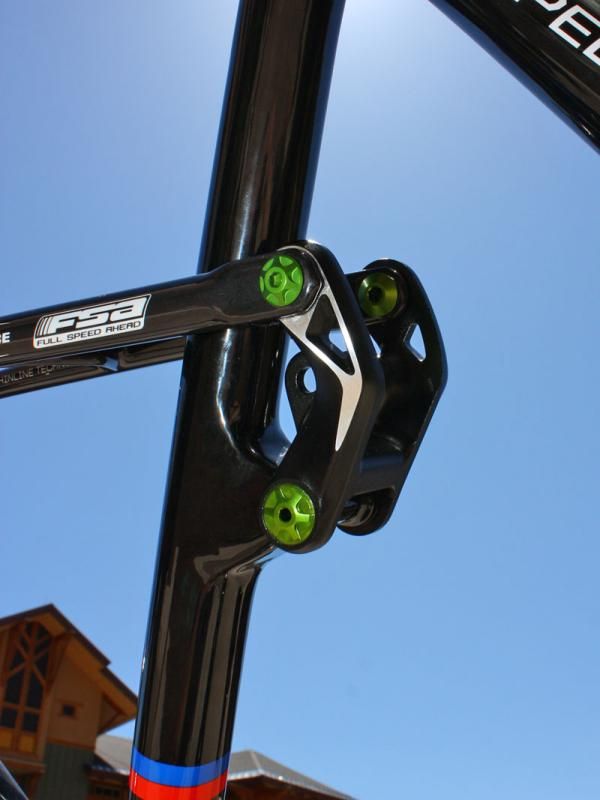 The only pivots on the new Scalpel are in the miniscule alloy shock link.